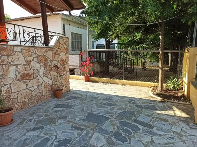 Πέτρινη αυλή