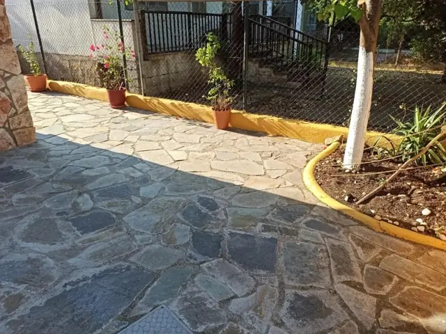Πλακόστρωτος κήπος