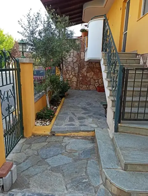 Η πόρτα του κήπου και τα σκαλιά