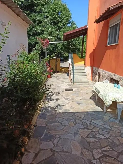Το πλάι του κήπου